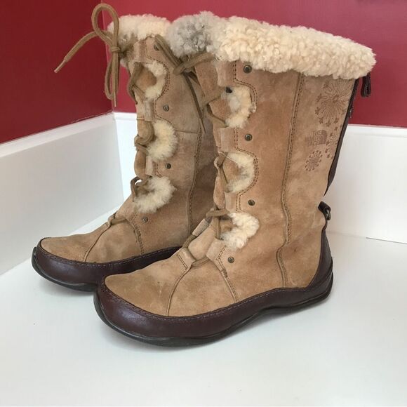 The North Face Abbey III Lace Up Suede Boots (7) - Picture 2 of 16